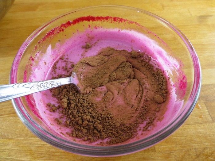 Se adăuga o lingură de cacao şi apoi pe rând câte o linguriţă din piureul de sfeclă, până când culoarea se închide şi compoziţia devine de consistenţa unei smântâni groase