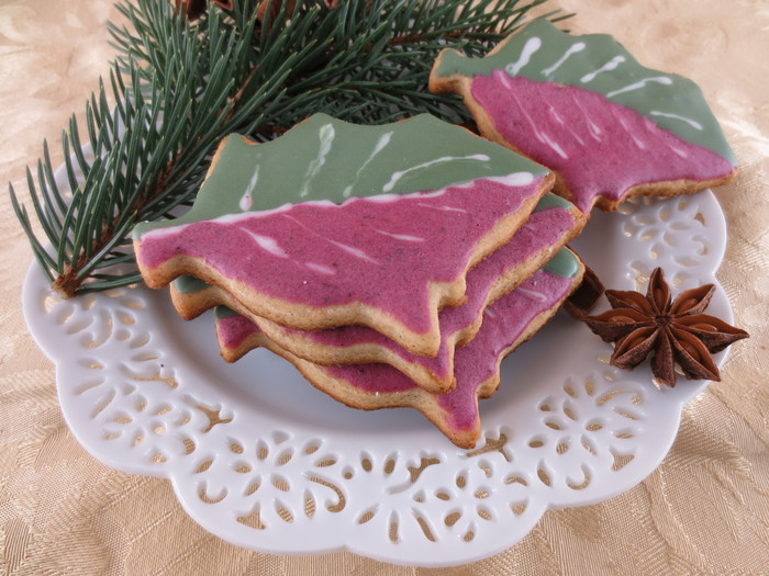 Se ornează cu glazura colorată folosind un şpriţ pentru ornat prăjituri. Vă dorim tuturor sărbători fericite!