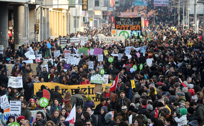 Protestatari anitguvernamentali  în 22 decembrie  2013 în Istanbul. (OZAN KOSE / AFP / Getty Images)