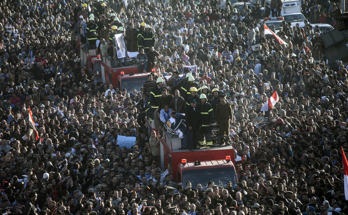 Înmormântarea victimelor atentatului din 24 decembrie, care a fost pus pe seama Frăţiei Musulmane, Mansura, la nord de Cairo, 24 decembrie 2013
  (MAHMOUD KHALED / AFP / Getty Images)