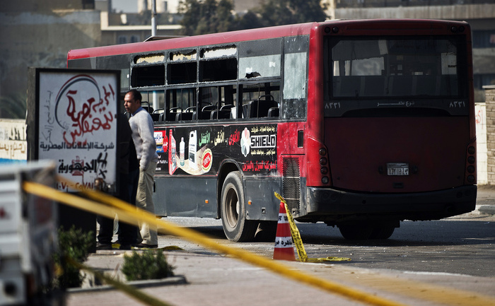 Poliţie egipteană la locul exploziei unui autobuz, Cairo, 26 decembrie 2013