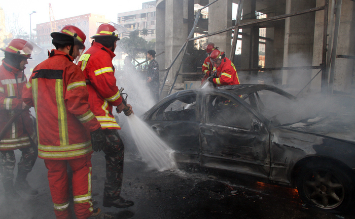 O maşină capcană a fost detonată în Beirut într-un atac asupra fostului ministru de Finanţe, Mohammed Shattah, 27 decembrie 2013. (STR / AFP / Getty Images)