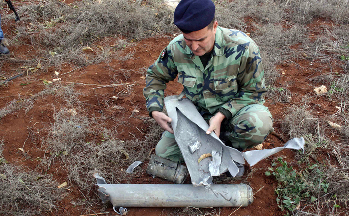 Soldat libanez examinează obuze trase de armata israeliană în Libanul de Sud, 29 decembrie 2013 (ALI DIA / AFP / Getty Images)
