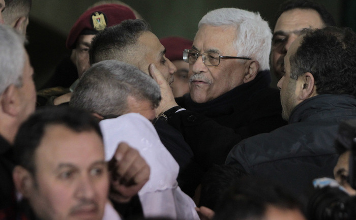 Preşedintele palestinian Mahmoud Abbas întâmpină prizonierii eliberaţi la sediul său din Cisiordania, oraşul Ramallah, 31 dec 2013. Israelul a eliberat 26 de prizonieri palestinieni în urma negocierilor de pace.