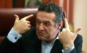 Gigi Becali cu degetele la cap. (Captură youtube.com.)