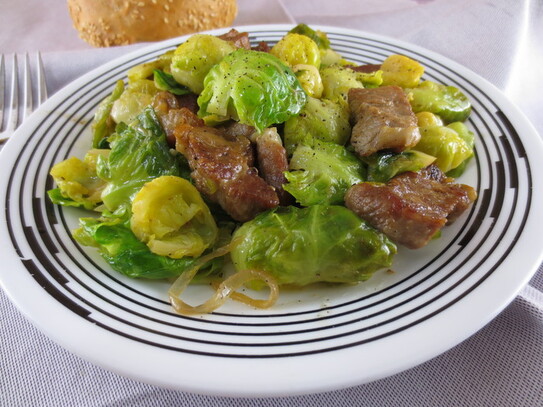 Sote de varză de Bruxelles cu carne (Maria Matyiku / Epoch Times)