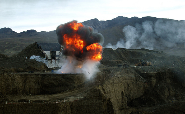 O explozie în timpul excavaţiilor. (ENRIQUE CASTRO-MENDIVIL / AFP / Getty Images)