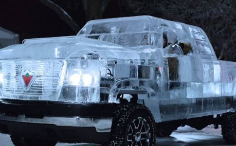 Maşină făcută aproape în întregime din gheaţă