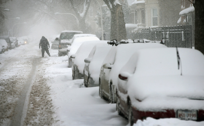 Zăpada acoperă un cartier de lângă Humboldt Park, Chicago, 2 ianuarie 2014 (Scott Olson / Getty Images)