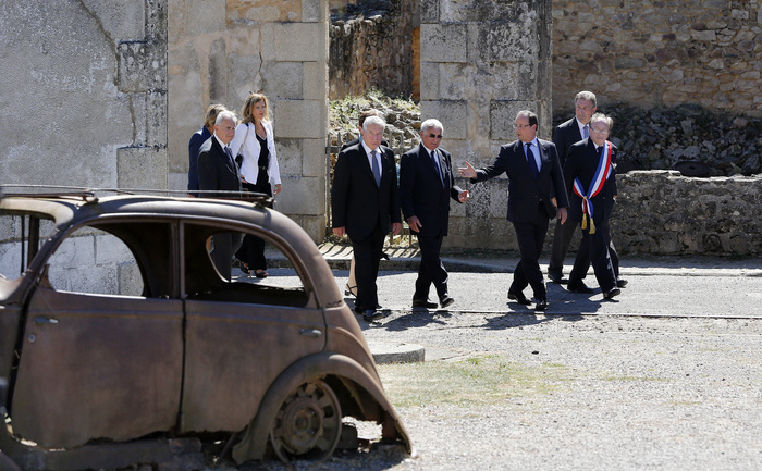 
Franţa, Oradour-sur-Glane: Preşedintele german Joachim Gauck şi preşedintele francez Francois Hollande şi-au dat mâna chiar în acest loc în timpul unei ceremonii de reconciliere