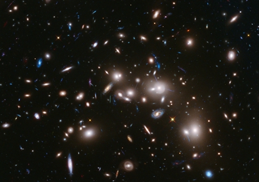 Telescopul Spaţial Hubble a captat cea mai nouă imagine din masiva grupare de galaxii Abell 2744. Cea mai profundă captură a unui ciorchine de galaxii. Arată cele mai tinere şi transparente galaxii detectate în spaţiu. 9 ianuarie 2014.