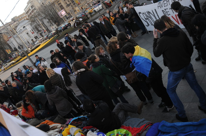 După o grevă a foamei de 22 de zile petrecute în frig, ziua şi noaptea, Alexandru Popescu încetează forma sa de protest iniţiată împotriva abuzurulor Guvernului la Pungeşti