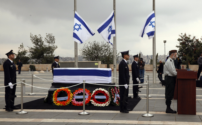 Fostul premier israelian Ariel Sharon va fi înhumat luni la Negev.