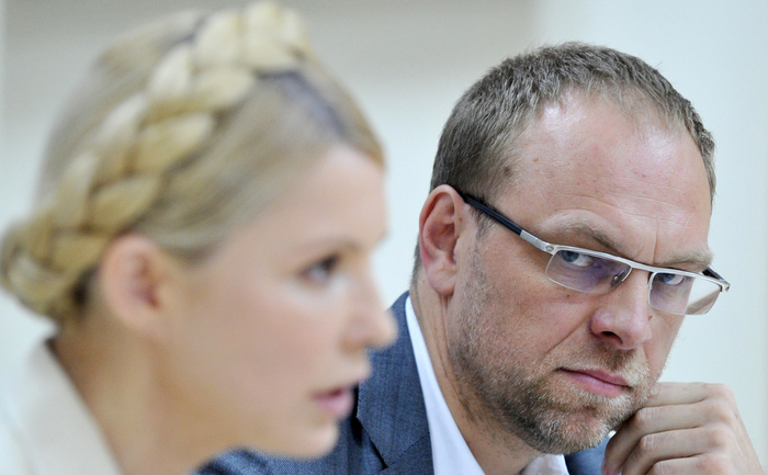 Avocatul Sergei Vlasenko şi  Iulia Timoshenko (SERGEI SUPINSKY / AFP / Getty Images)