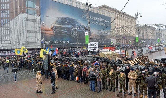Suporterii Euromaidanului stând grupaţi pentru a preveni atacuri ale poliţiei, Kiev, 18 ianuarie 2014 (SERGEI SUPINSKY / AFP / Getty Images)
