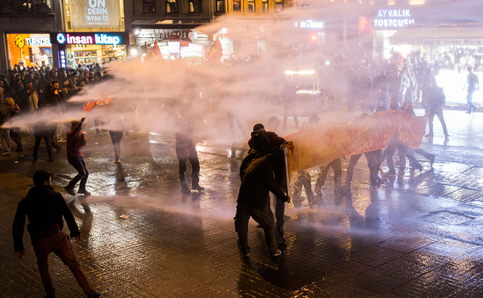 Poliţia a folosit tunuri cu apă pentru a îi dispersa pe manifestanţii strânşi în Istanbul, pe 18 ianuarie 2014, pentru a protesta împotriva unui proiect de lege pentru cenzurarea internetului. (Mete CARKCI / AFP / Getty Images)