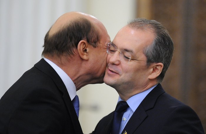 Emil Boc (D) împreună cu Traian Băsescu, 9 februarie 2012 (DANIEL MIHAILESCU / AFP / Getty Images)