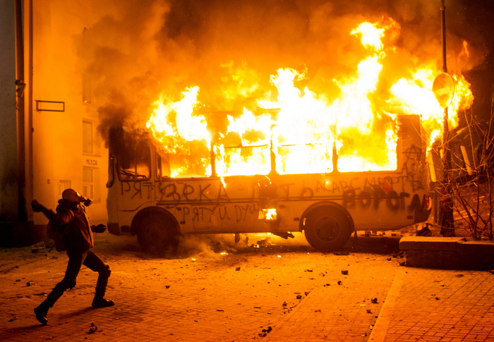 Autobuz incendiat la Kiev în timpul demonstraţiilor din 19 ianuarie 2014