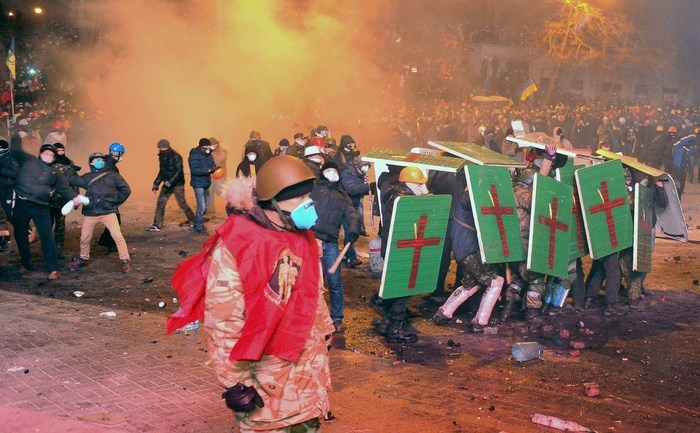 Protestarii au fost un zid de scuturi sub atacurile forţelor de ordine. Kiev, 19 ianuarie 2014.
  (GENYA SAVILOV / AFP / Getty Images)