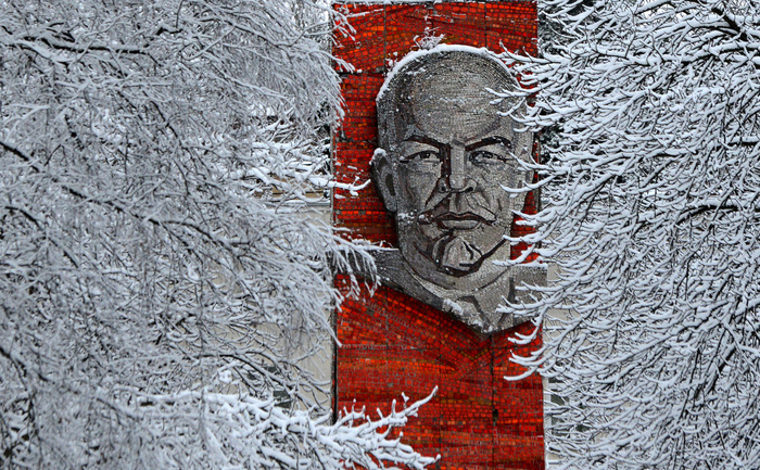 Un monument care îl înfăţişează pe fondatorul Uniunii Sovietice Vladimir Lenin