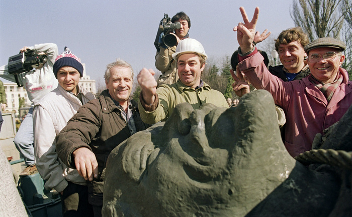 Lenin, coborât de pe piedestal la Bucureşti. Piaţa Scânteii 5 martie 1990