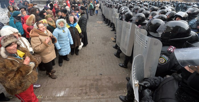 Femei şi trupe speciale Berkut în Kiev 21 ianuarie 2014 (SERGEI SUPINSKY / AFP / Getty Images)