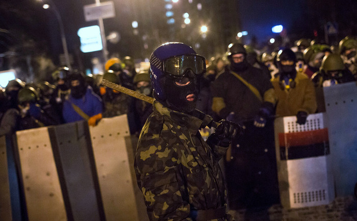 O parte din protestatarii, înarmaţi cu scuturi şi bâte. Kiev, 24 ianuarie 2014.
