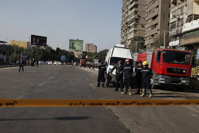Egipt, Cairo - 24 ianuarie: Scena atacului care                   a avut loc în apropiere de staţia de metrou Bohuth.