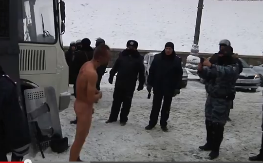 Protestatar din Ucraina umilit de poliţie (youtube.com)