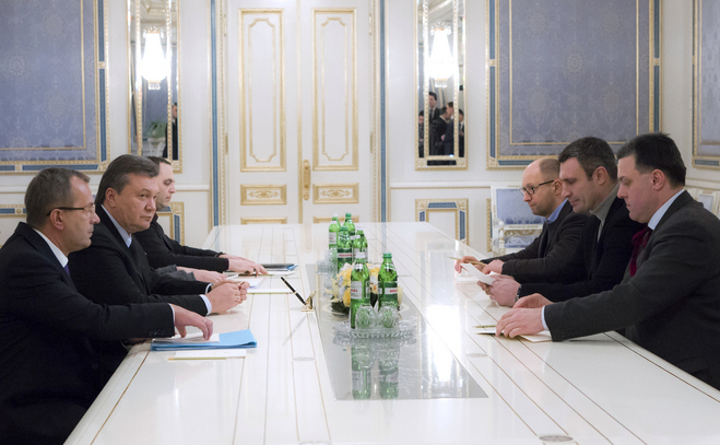 Delegaţia prezidenţială împreună cu cei trei lideri politic ai opoziţie din Ucraina. 25 ianuarie 2014.