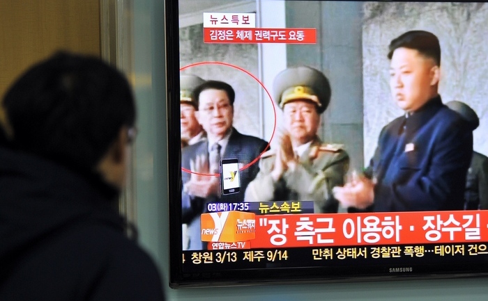 Liderul nord-coreean Kim Jong-Un, precum şi unchiul său, Jang Song-Thaek (JUNG YEON-JE / AFP / Getty Images)