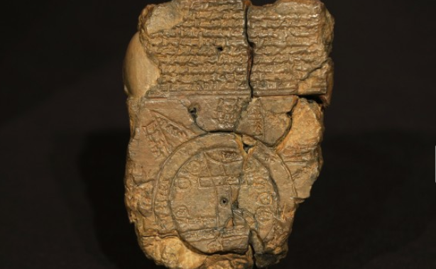 Tabletă veche de peste 4.000 de ani ce descrie modalitatea prin care a fost construită Arca lui Noe. (Sang Tan / AP)