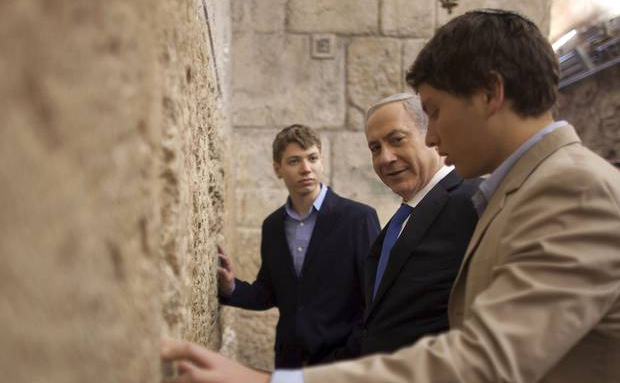 Benjamin şi Yair Netanyahu (The Independent)