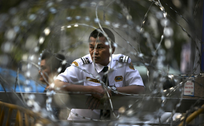 Sârma ghimpată în faţa unui punct de securitate din Bangkok, Tailanda, 29 ianuarie 2014.