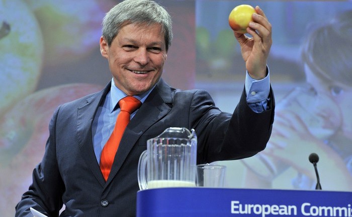 Daniel Cioloş lansând programul „Fructe şi Lapte în Şcoli“