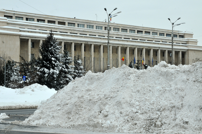 Iarna în Bucureşti, munţi de zăpadă în faţa Palatului Victoria