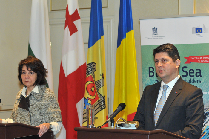 Conferinţa ”Dezvoltarea durabilă a economiei albastre a Mării Negre”, 30  ianuarie 2014. În imagine, Titus Corlăţean, ministrul român al  Afacerilor Externe şi Maria Damanaki, comisarul european pentru afaceri maritime şi pescuit.