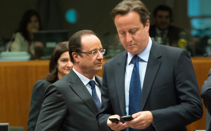 Preşedintele francez Francois Hollande şi premierul britanic David Cameron. (BERTRAND LANGLOIS / AFP / Getty Images)