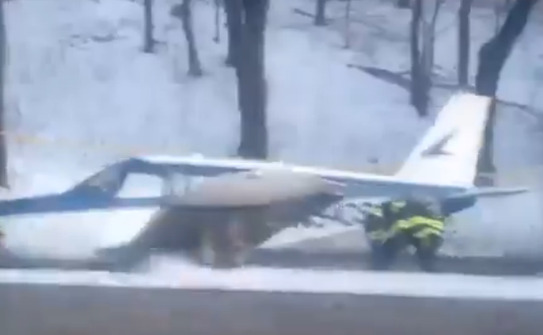 Un avion a aterizat pe o autostradă din apropierea New York-ului. (captură youtube.com.)