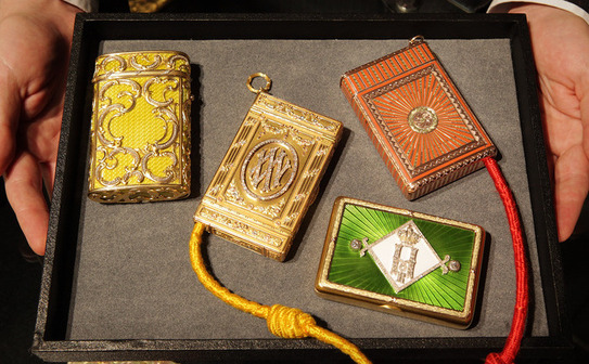 O colecţie de tabachere Faberge personalizate, expusă la casa de licitaţii Sotheby's din Londra în 2009. Colecţia a aparţinut familiei ducelui Vladimir Alexandrovich, fratele Ţarului Alexandru III. (Peter Macdiarmid / Getty Images)
