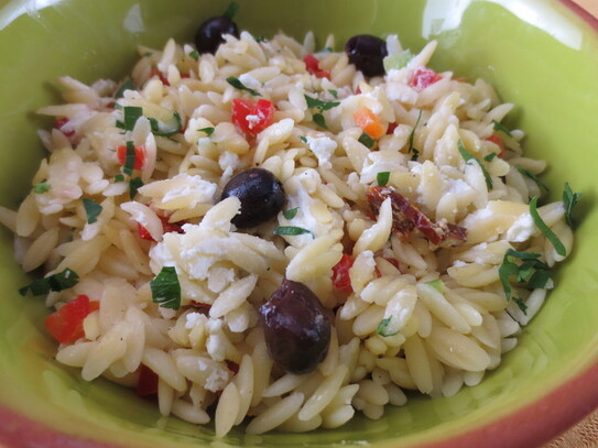 Salata caprese cu paste orzo (Maria Matyiku / Epoch Times)