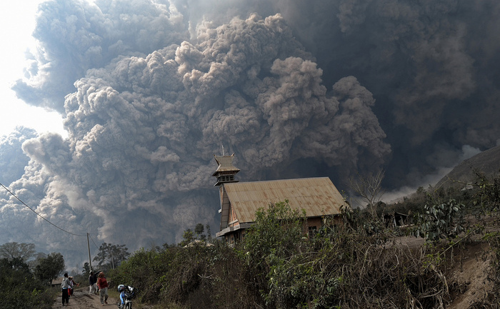 Erupţia vulcanului Sinabung din Indonesia, 1 februarie2014 (SUTANTA ADITYA / AFP / Getty Images)