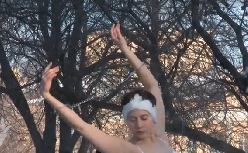 Balerină, dansând într-un parc la Moscova, la -20C, pentru libertate