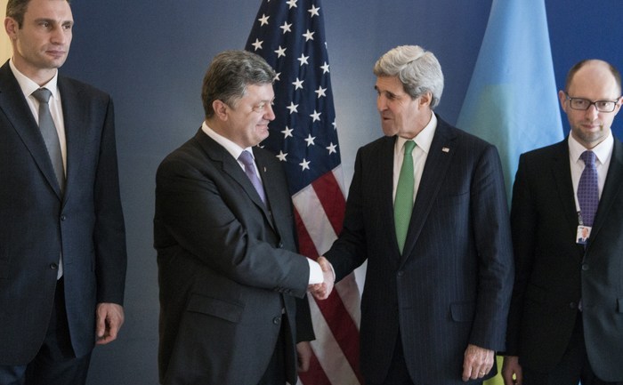 Petro Poroshenko, Vitali Kliciko, Arseni Iatseniouc şi  John Kerry la Conferinţa pentru Securitate din Munchen. 2 ianuarie 2014.