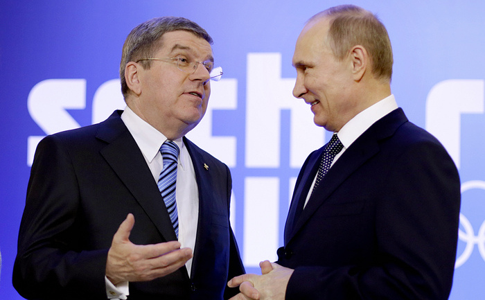 Preşedintele Comitetului Internaţional Olimpic (CIO), Thomas Bach şi preşedintele Rusiei, Vladimir Putin. (DAVID GOLDMAN / AFP / Getty Images)