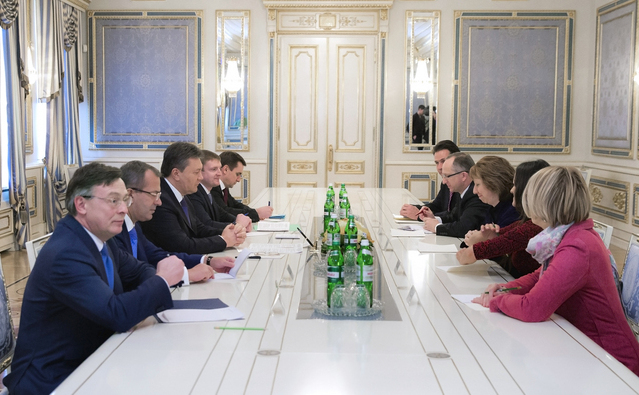Negocieri între Catherine Ashton şi Viktor Ianukovici, Kiev, 5 februarie 2014. (ANDREI MOSIENKO / AFP / Getty Images)