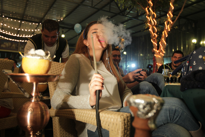 În Iordania, regele Abdallah declară război fumatului narghilelei