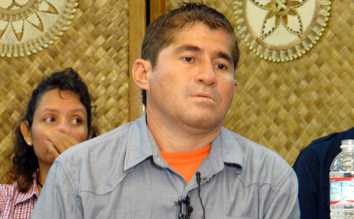 Jose Salvador Alvarenga, originar din El Salvador, participă la o conferinţă de presă în Majuro, capitala Republicii Insulelor Marshall, 6 febr. 2014. Alvarenga a supravieţuit 13 luni pe o barcă în derivă în Oceanul Pacific.