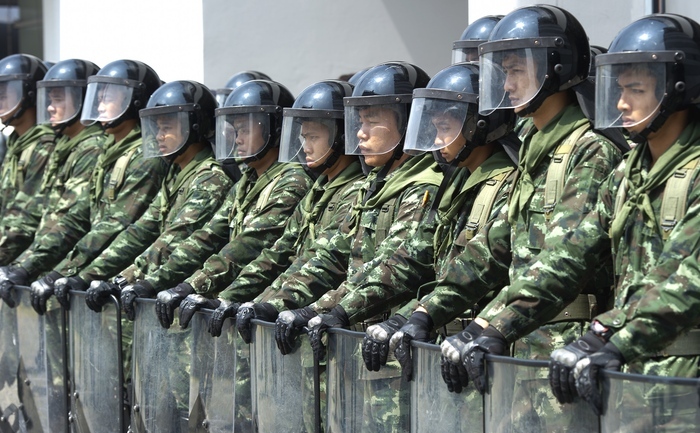 Poliţia în timpul protestelor din Bangkok. 10 februarie 2014. (PORNCHAI KITTIWONGSAKUL / AFP / Getty Images)