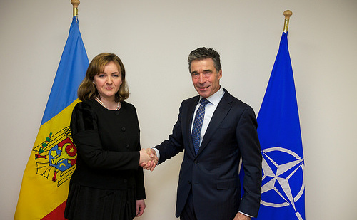 Ministrul Afacerilor Externe şi Integrării Europene, Natalia Gherman şi Secretarul General al NATO, Anders Fogh Rasmussen (mfa.gov.md)